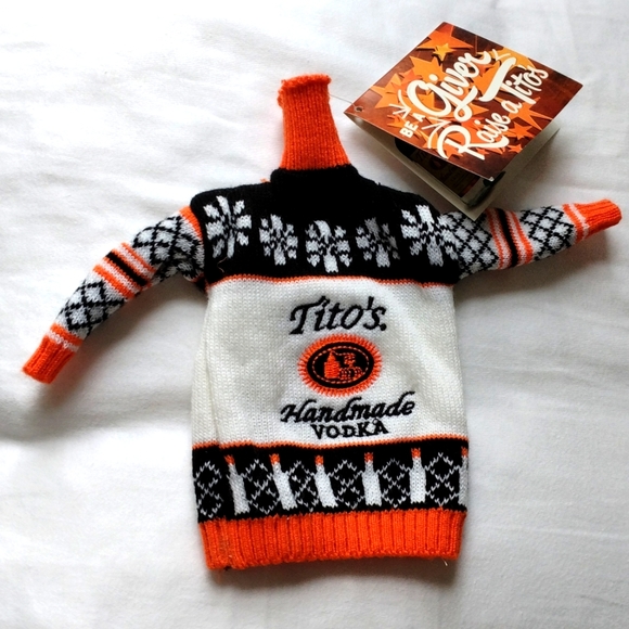 Tito’s Vodka Holiday Ugly Mini Sweater Bottle Topper with Gift Tag NEW Barware - Picture 1 of 3